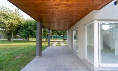 VENTA CASA 2 DORMITORIOS Y JARDÍN FUNES A ESTRENAR