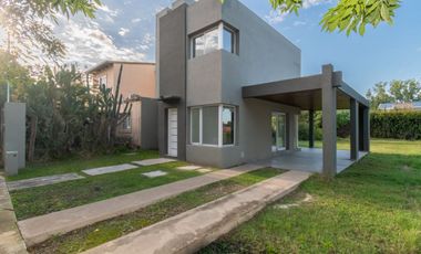 VENTA CASA 2 DORMITORIOS Y JARDÍN FUNES A ESTRENAR