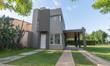 VENTA CASA 2 DORMITORIOS Y JARDÍN FUNES A ESTRENAR