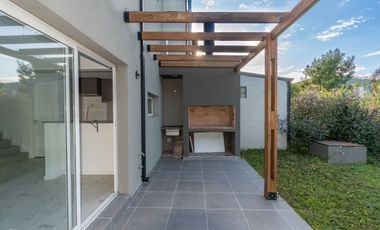 VENTA CASA 2 DORMITORIOS Y JARDÍN FUNES A ESTRENAR