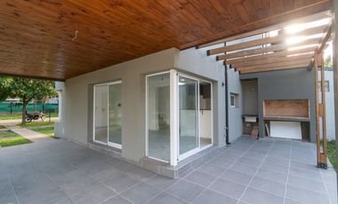 VENTA CASA 2 DORMITORIOS Y JARDÍN FUNES A ESTRENAR