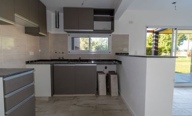 VENTA CASA 2 DORMITORIOS Y JARDÍN FUNES A ESTRENAR