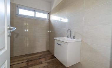 VENTA CASA 2 DORMITORIOS Y JARDÍN FUNES A ESTRENAR