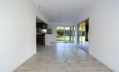 VENTA CASA 2 DORMITORIOS Y JARDÍN FUNES A ESTRENAR