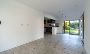 VENTA CASA 2 DORMITORIOS Y JARDÍN FUNES A ESTRENAR