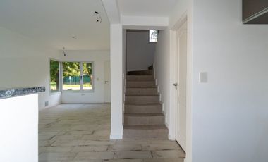 VENTA CASA 2 DORMITORIOS Y JARDÍN FUNES A ESTRENAR