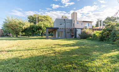 VENTA CASA 2 DORMITORIOS Y JARDÍN FUNES A ESTRENAR