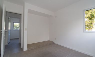 VENTA CASA 2 DORMITORIOS Y JARDÍN FUNES A ESTRENAR