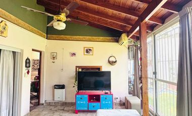 Casa  en venta cerca Av. con pileta APTO CREDITO