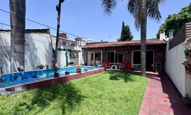 Casa  en venta cerca Av. con pileta APTO CREDITO