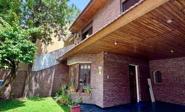 Casa  en venta cerca Av. con pileta APTO CREDITO