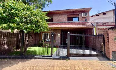 Casa  en venta cerca Av. con pileta APTO CREDITO