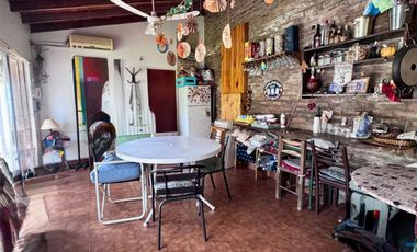 Casa  en venta cerca Av. con pileta APTO CREDITO