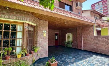 Casa  en venta cerca Av. con pileta APTO CREDITO
