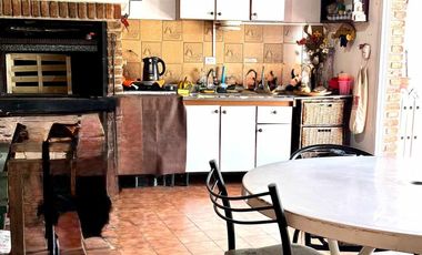 Casa  en venta cerca Av. con pileta APTO CREDITO