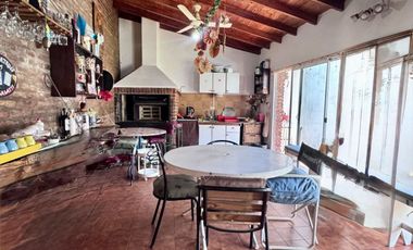 Casa  en venta cerca Av. con pileta APTO CREDITO
