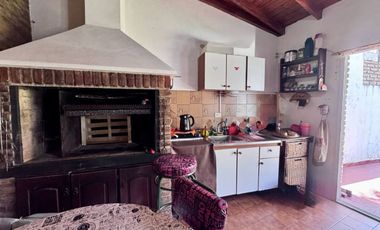 Casa  en venta cerca Av. con pileta APTO CREDITO