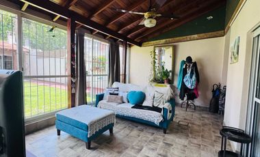 Casa  en venta cerca Av. con pileta APTO CREDITO