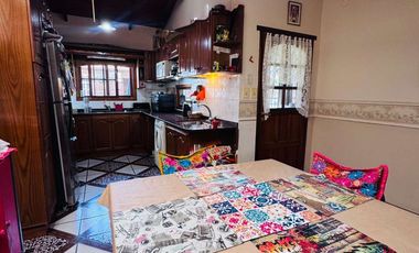 Casa  en venta cerca Av. con pileta APTO CREDITO