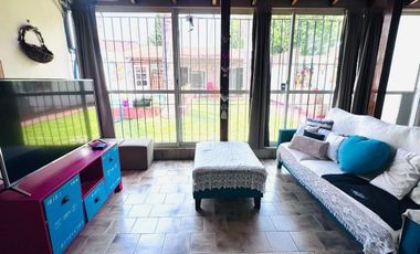 Casa  en venta cerca Av. con pileta APTO CREDITO