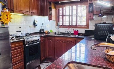 Casa  en venta cerca Av. con pileta APTO CREDITO