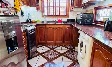 Casa  en venta cerca Av. con pileta APTO CREDITO