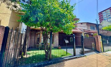 Casa  en venta cerca Av. con pileta APTO CREDITO