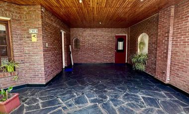 Casa  en venta cerca Av. con pileta APTO CREDITO