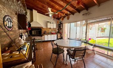 Casa  en venta cerca Av. con pileta APTO CREDITO
