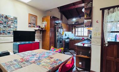 Casa  en venta cerca Av. con pileta APTO CREDITO