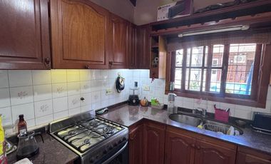 Casa  en venta cerca Av. con pileta APTO CREDITO