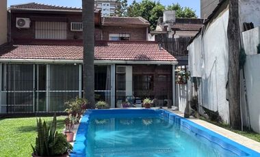 Casa  en venta cerca Av. con pileta APTO CREDITO