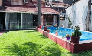 Casa  en venta cerca Av. con pileta APTO CREDITO