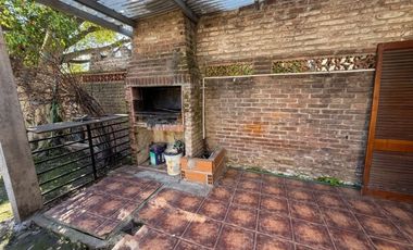 VENTA CASA  4 AMBIENTES CON PARQUE LOMAS DE ZAMORA