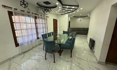 VENTA CASA  4 AMBIENTES CON PARQUE LOMAS DE ZAMORA