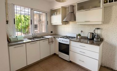 VENTA CASA  4 AMBIENTES CON PARQUE LOMAS DE ZAMORA