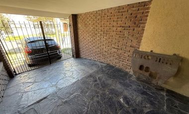 VENTA CASA  4 AMBIENTES CON PARQUE LOMAS DE ZAMORA
