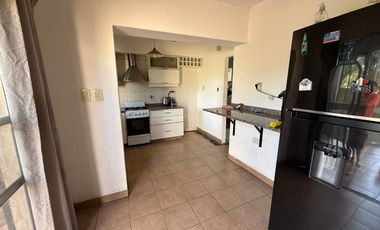 VENTA CASA  4 AMBIENTES CON PARQUE LOMAS DE ZAMORA