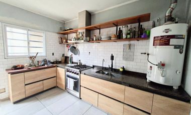 VENTA CASA 3 AMB CON PATIO Y QUINCHO, BOSQUES