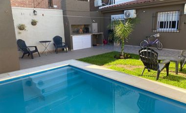 Casa modernizada, con pileta y excelente ubicación