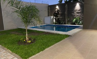 Casa modernizada, con pileta y excelente ubicación