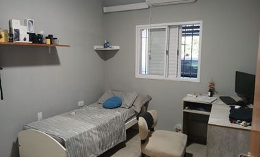 Casa modernizada, con pileta y excelente ubicación