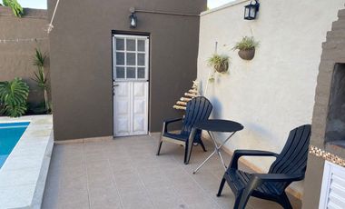 Casa modernizada, con pileta y excelente ubicación