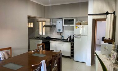 Casa modernizada, con pileta y excelente ubicación