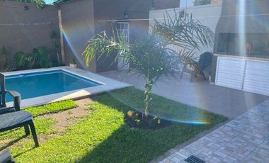 Casa modernizada, con pileta y excelente ubicación
