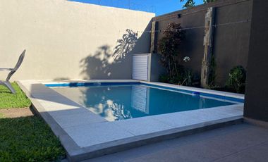 Casa modernizada, con pileta y excelente ubicación