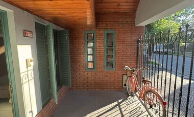 VENTA CASA 4 DORMITORIOS - BARRIO ESTE.-