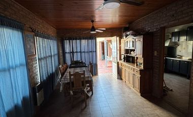 VENTA CASA 4 DORMITORIOS - BARRIO ESTE.-