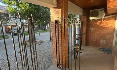 VENTA CASA 4 DORMITORIOS - BARRIO ESTE.-