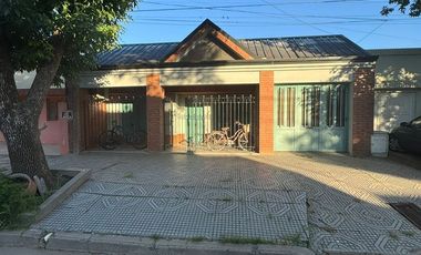 VENTA CASA 4 DORMITORIOS - BARRIO ESTE.-